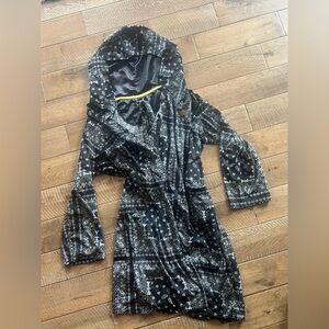 Dogg Supply by Snoop Dogg Black Bandana Print Robe